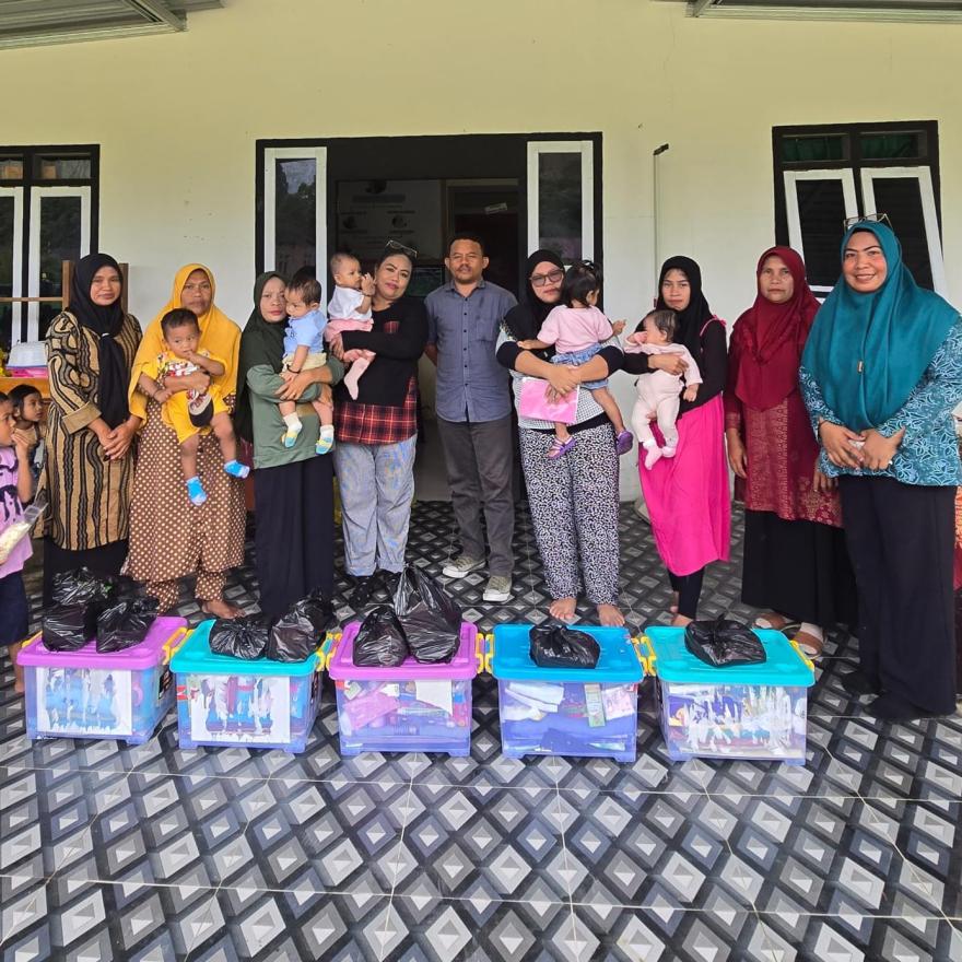 Pemdes Amasing Kota Utara Salurkan Bantuan Perlengkapan Bayi Lewat Kegiatan Posyandu